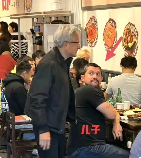 黄仁勋和他的儿子，没有亚洲人的样子了。​​​