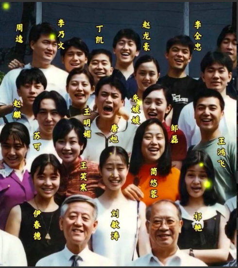一张泛黄的中戏93级毕业照突然翻红，照片里扎着双马尾的朱媛媛清纯得能掐出水，但更