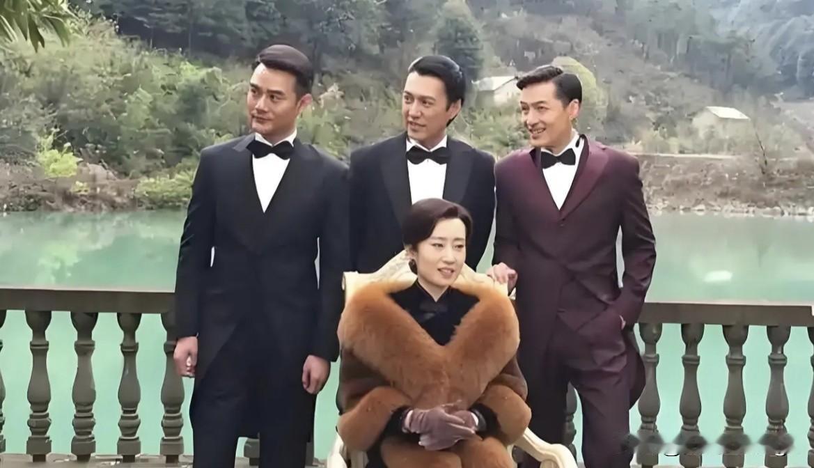 这张照片真是太有爱了！看到这张照片，感觉就像是从《伪装者》里走出来的亲姐弟。