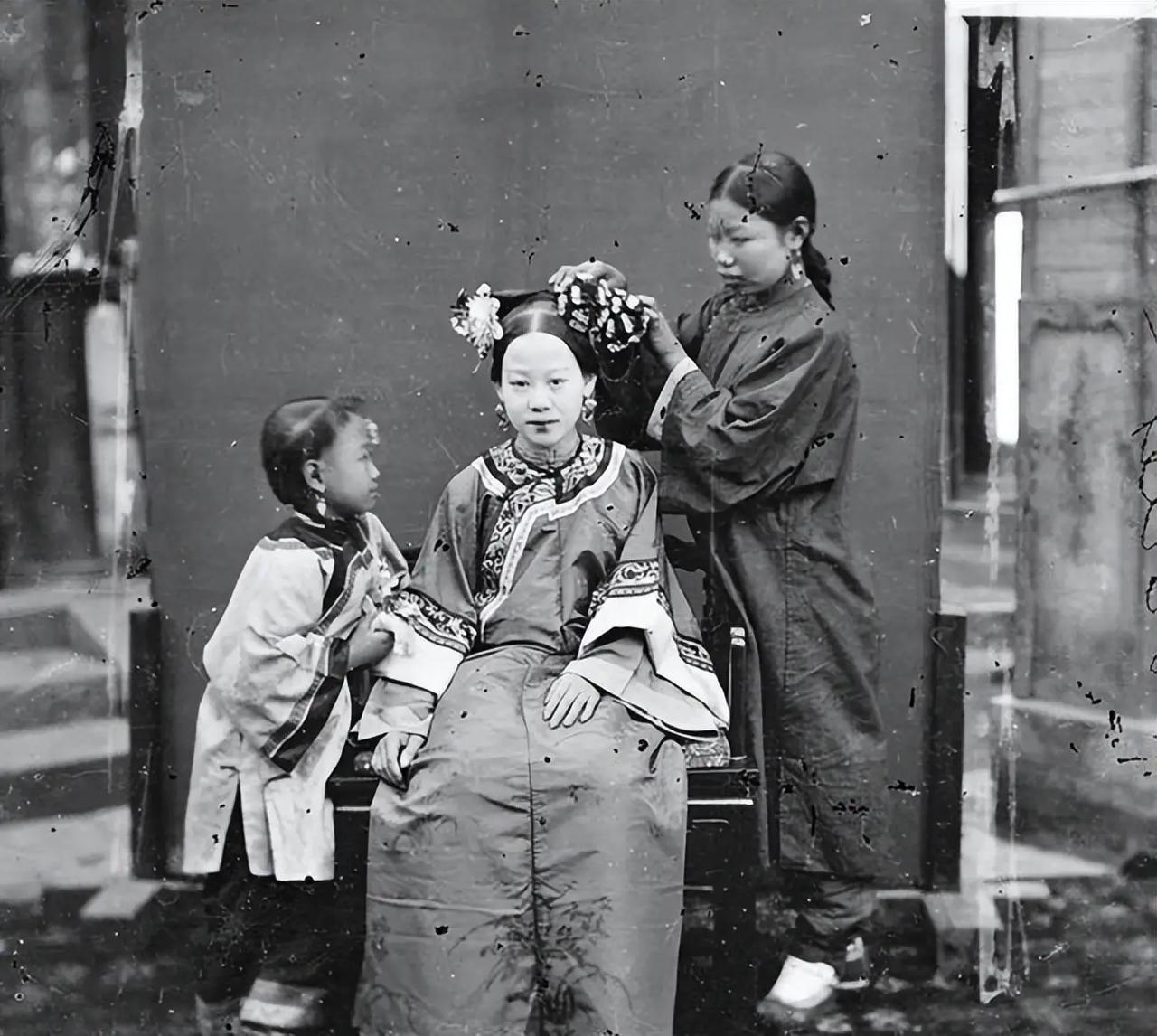 一个官员躺在病榻上，眼看就要断气，身边子孙跪了一圈。他却把管家叫来，颤颤巍巍