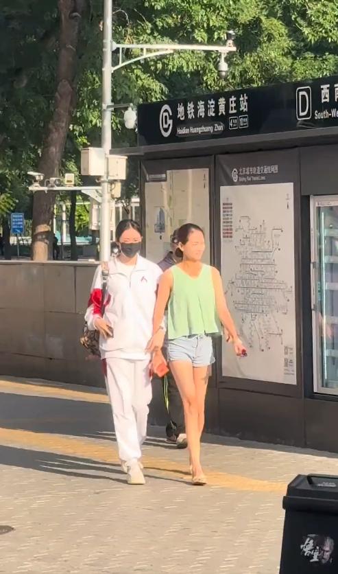 高考结束了，来一组人大附中考生的精致妈妈，但是你发现：青出于蓝而胜于蓝。讲真，