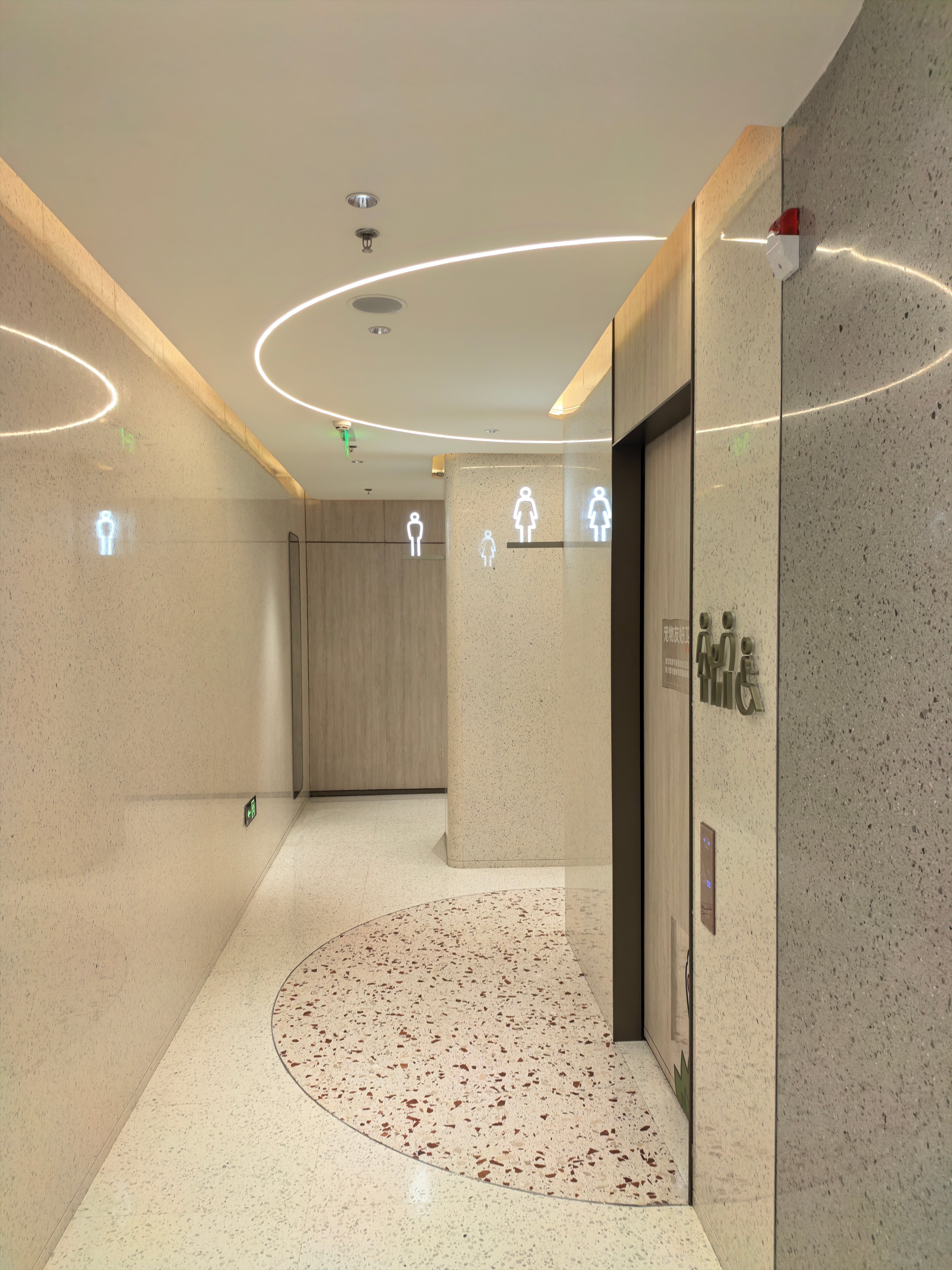 刚出电梯一直看手机差点跟着前面人走偏了tmd吓我一跳大连