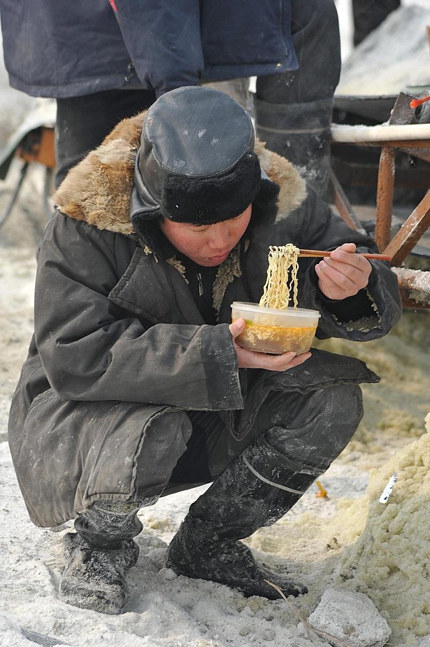 农民工7年不回家，除夕吃泡面还笑？真相戳中无数人贵州一位农民工，外出打工整