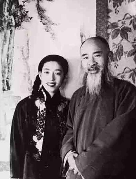 1952年的一天，18岁的山田喜美子站在53岁的张大千面前，脱下所有衣服，涨红着