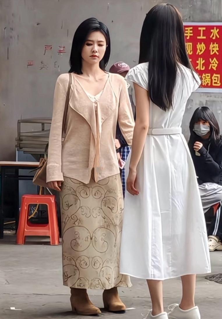 是谁把白鹿拍成这样的[笑着哭]把人直接拍成一米五了，除了角度不好，感觉这身衣服也很