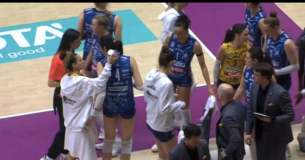 师母德吉纳罗对朱婷是真好啊！昨晚的比赛，估计很少人注意到这个细节，当时暂停时