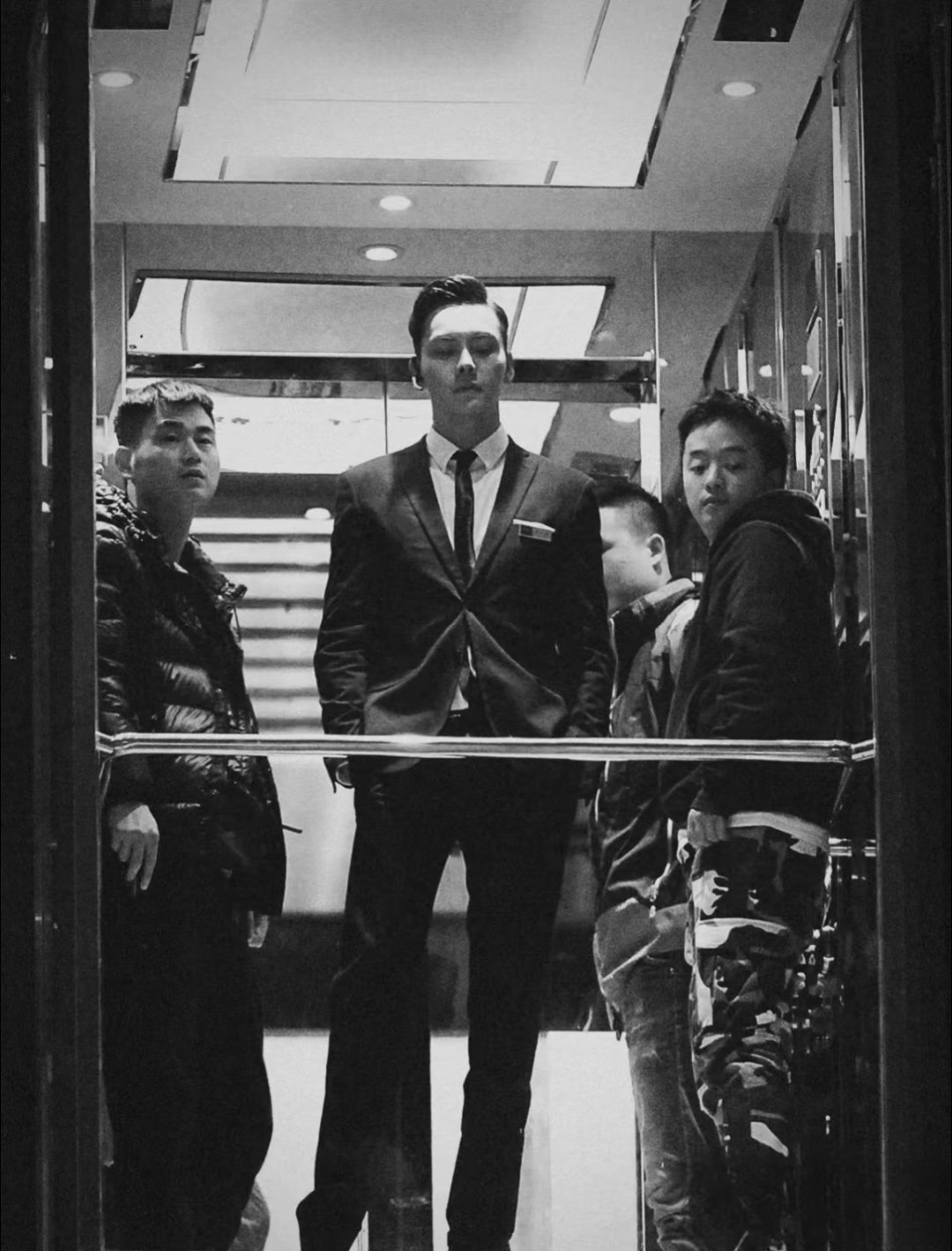 陈伟霆电梯神图背后的原因竟然是着急想上洗手间，所以双手插口袋随意的站姿