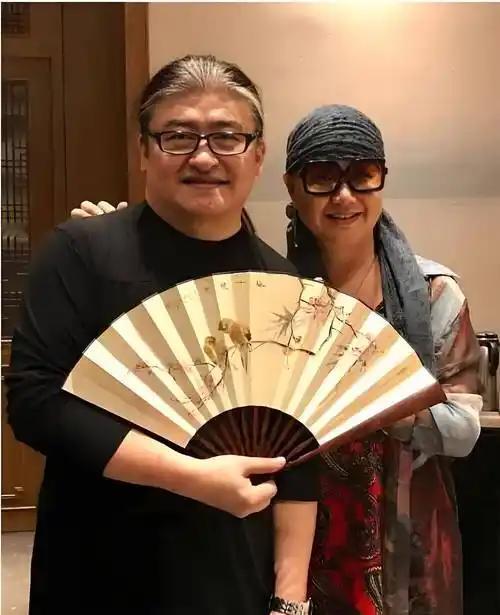 1987年，刘欢对主持人卢璐一见钟情，认识9天便决定结婚。岂料去登记时，工作人员