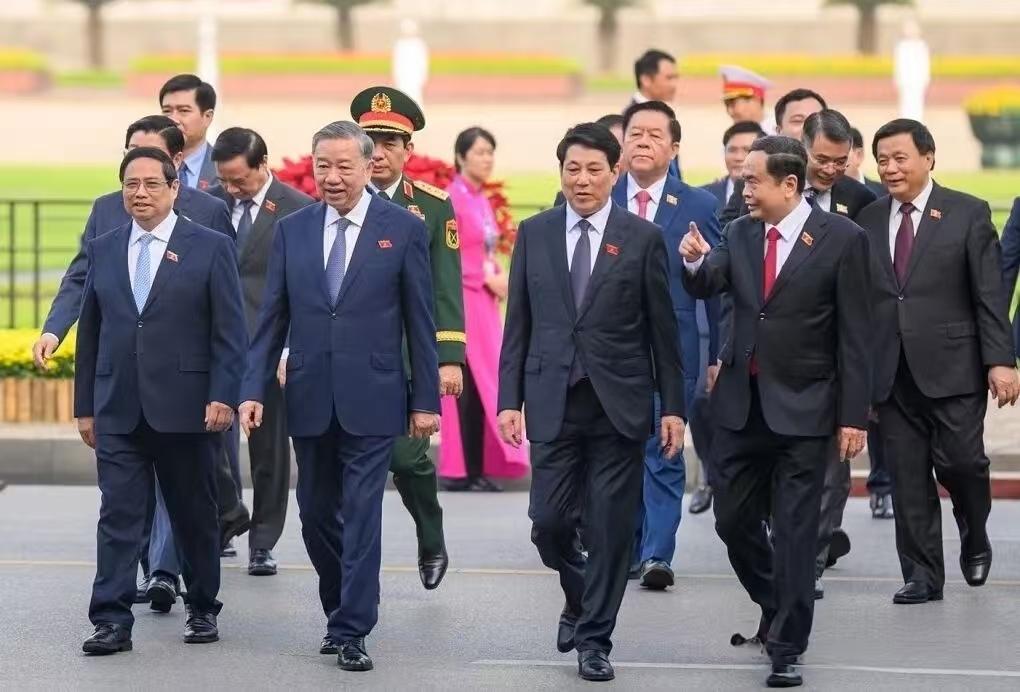 越南也蛮有意思的，把领导分为三六九等。第一等的，他们称为核心领导，包括四驾马车：