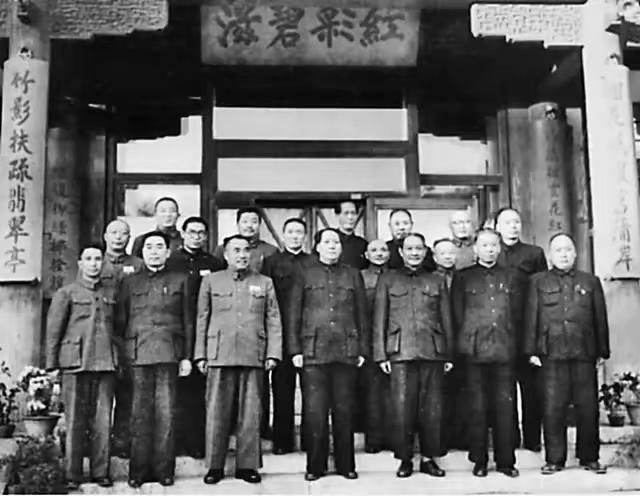 把五个手握地方生杀大权的“封疆大吏”突然全调走，你以为是正常人事轮换？这根本不是