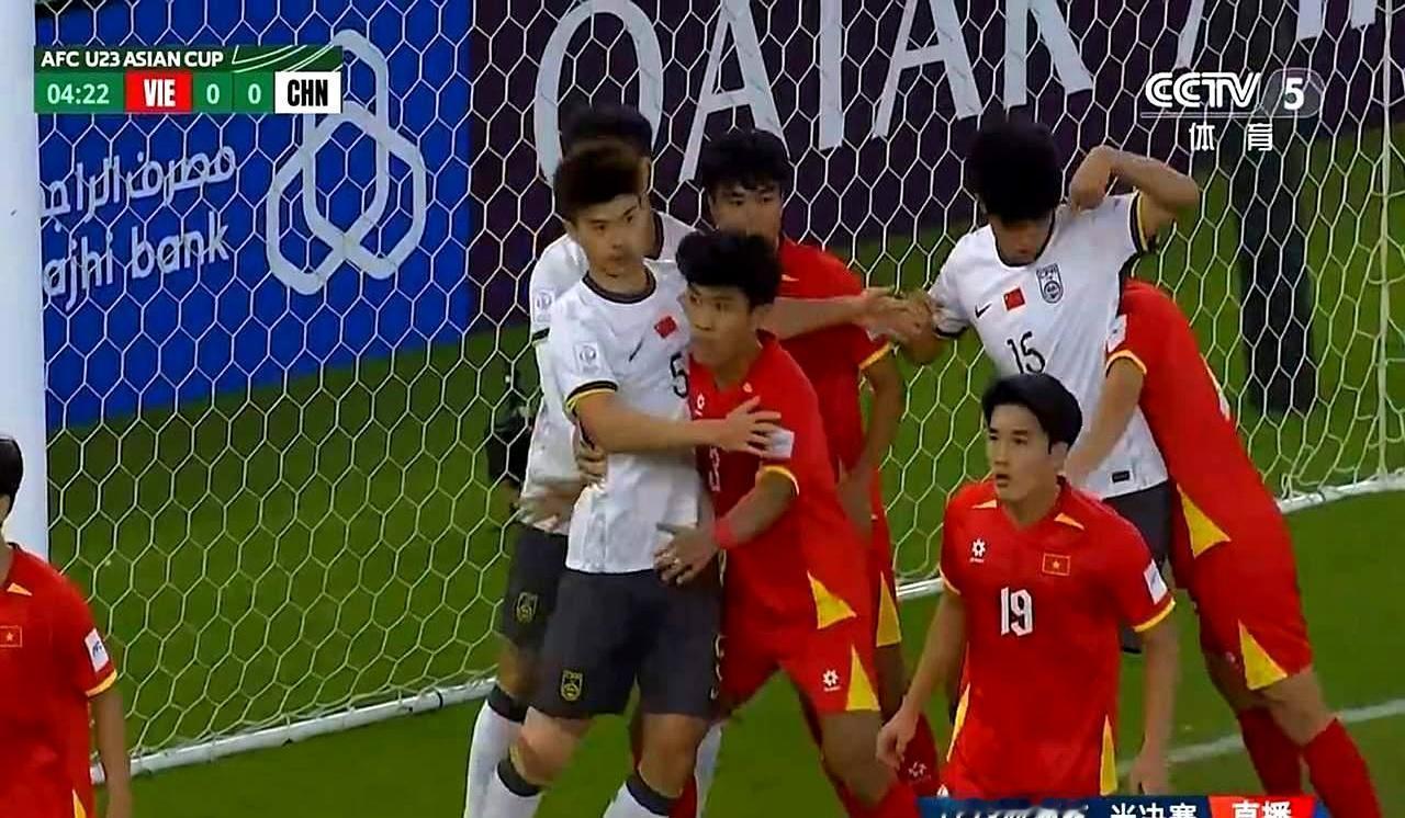 3比0！越南被踢懵上半场越南队像没睡醒，脚下软绵绵。中国队一口气换了6人，