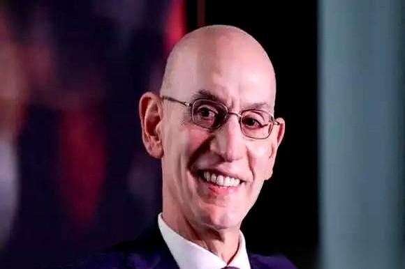 42岁的詹姆斯刚披上76人球衣，NBA总裁肖华就做了一个连装都不装的决定。转播