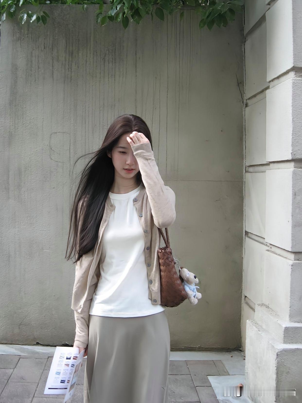 简约白色T恤+米色开衫，搭配长裙，手拿杂志，轻松自在。