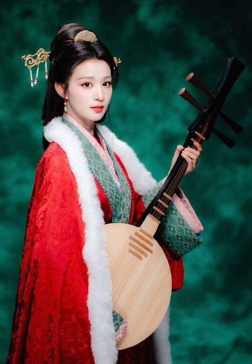 全家看电视时，我妈突然喊：“快看！这姑娘绝了！”起初我没在意，以为又是哪个流