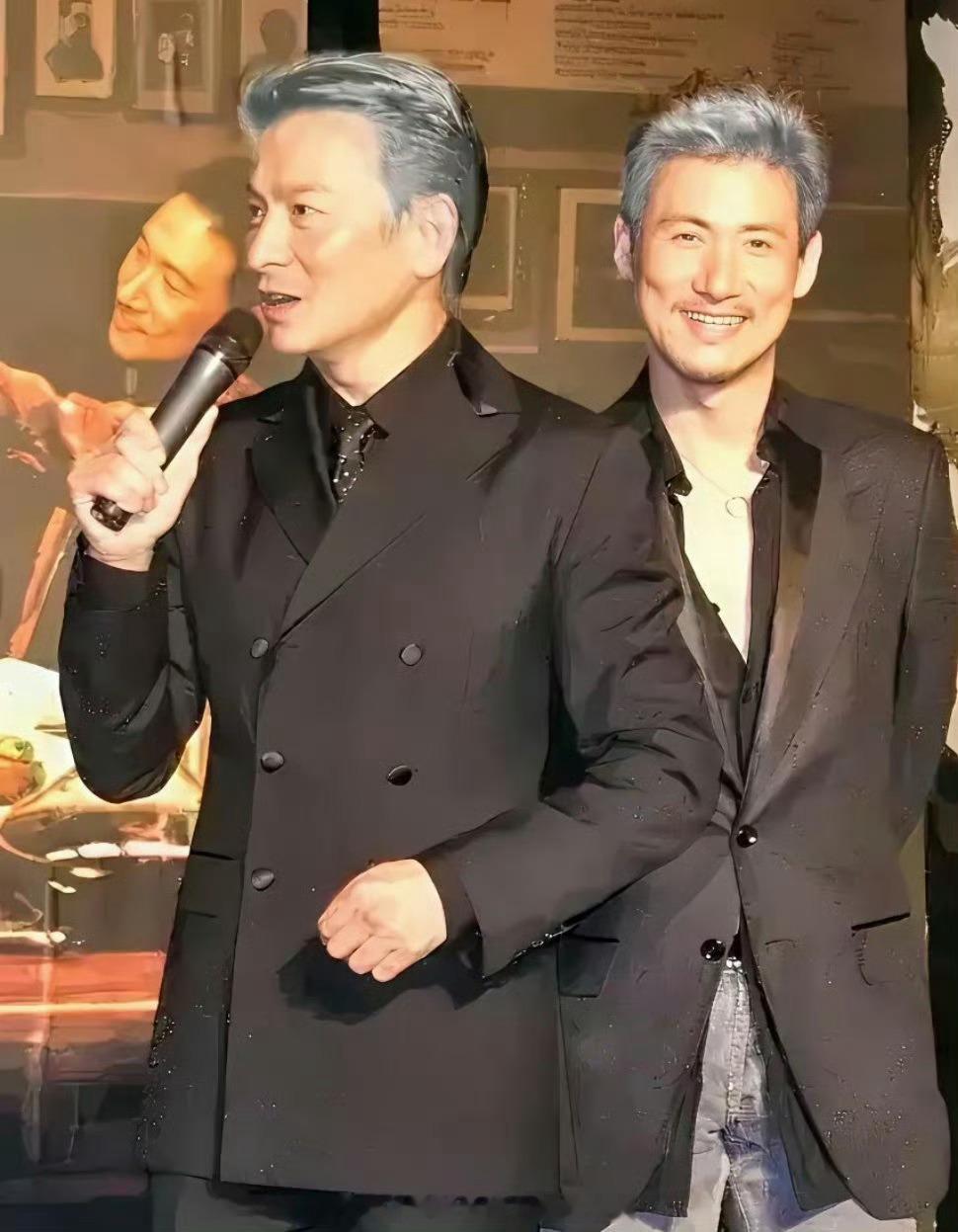 刘德华张学友的白头发就很帅气了，梁朝伟一出现，妈呀，他更儒雅深沉帅气啦！
