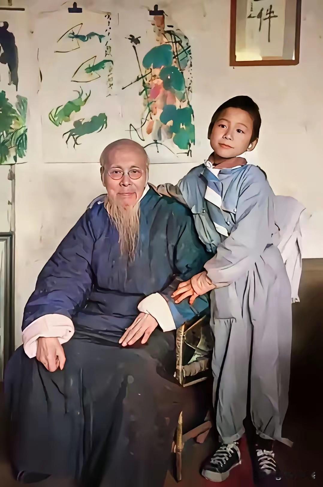 齐白石先生身旁的这个小孩并不是别人，而是他亲生的儿子，父子二人的年龄差距非常大，
