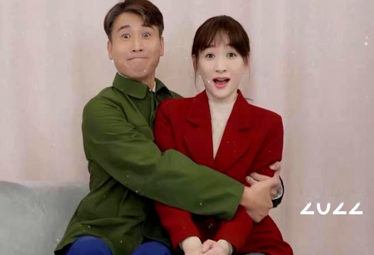 “咱俩2022年演夫妻，观众没骂，我已经烧高香了。”李乃文这么跟李小冉调侃。他说戏外俩人站一块，化妆