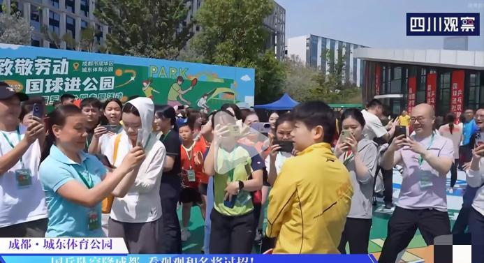 王曼昱和林高远参加国球进公园耐心和群众交流5月2日，国乒举行了国球进公园，