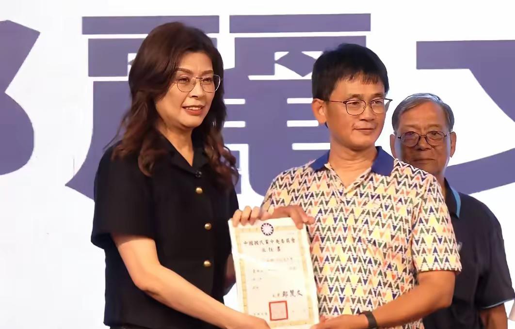 国民党主席郑丽文这两天在台中党务座谈会上又出了个新梗，一句“我们四个女生可以改变