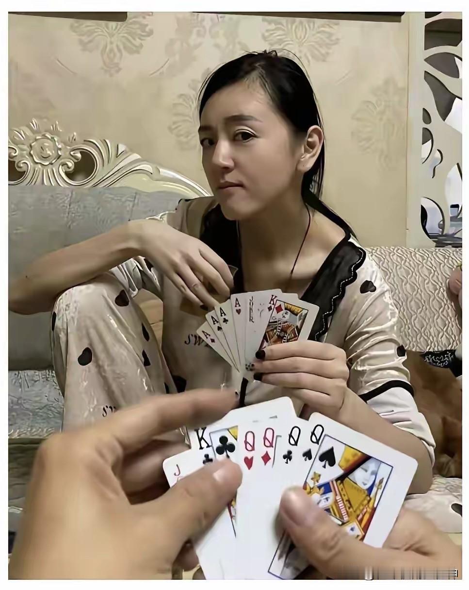对面这个女人，一天天嚣张得很，总觉得我哪哪儿都不好，打牌也是，说她把牌亮出来，我