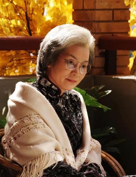 潘虹慢慢开口：“现在我70多了，每天早上三四点钟就得硬撑着爬起来，就为了给90多