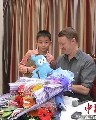 2012年，年少的吴宜泽与“台球皇帝”斯蒂芬·亨得利合影……当年，亨得利前往