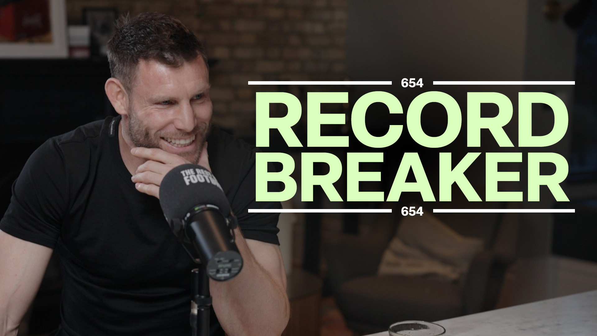 米尔纳参与英格兰名宿莱因克尔《TheRestisFootball》的足球播