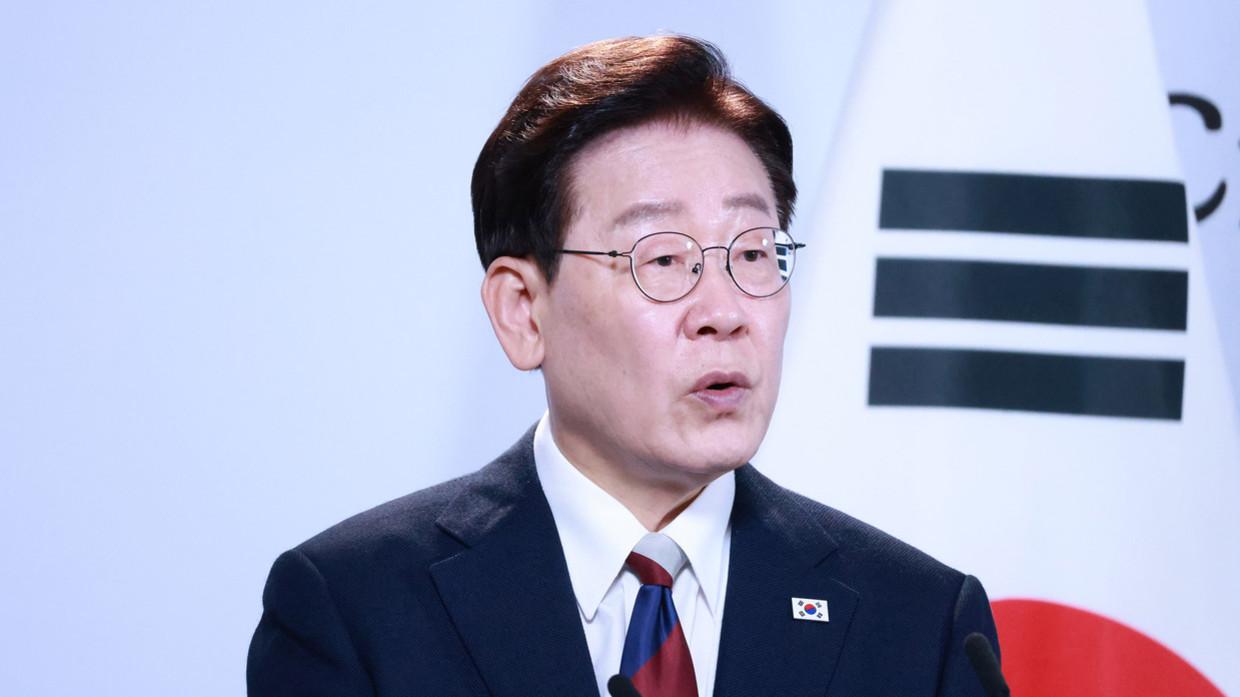 韩国总统李在明公开对乌克兰总统泽连斯基公开“朝鲜战俘移交”表示不满。两名朝鲜