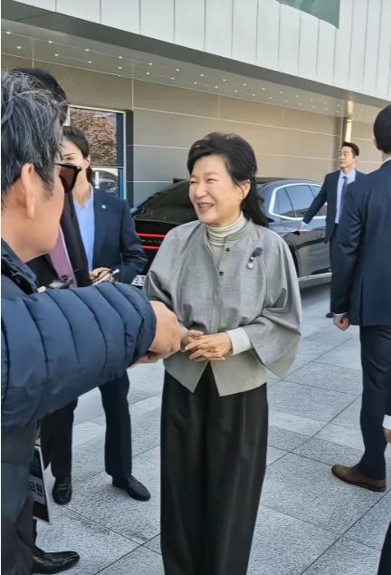 消息传来的第二天，朴槿惠还在保持沉默，想必她心里并不平静，那个曾经把她送进监狱的