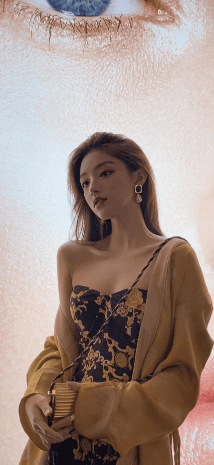 晚上在床上玩手机，女神突然给我发信息：做我男朋友好吗？我抑制住内心的激动，双手颤