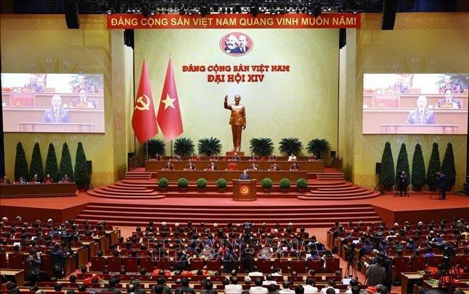 越共十四大圆满落幕。大会要求全面大力开展整党建党工作，坚持以民为本，贯彻以人民