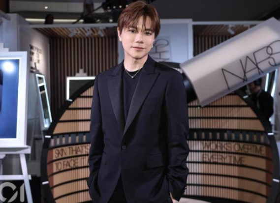 深陷立场争议多年的张敬轩以一个所有人都未曾预料的方式，完成了自己的立场回归。 