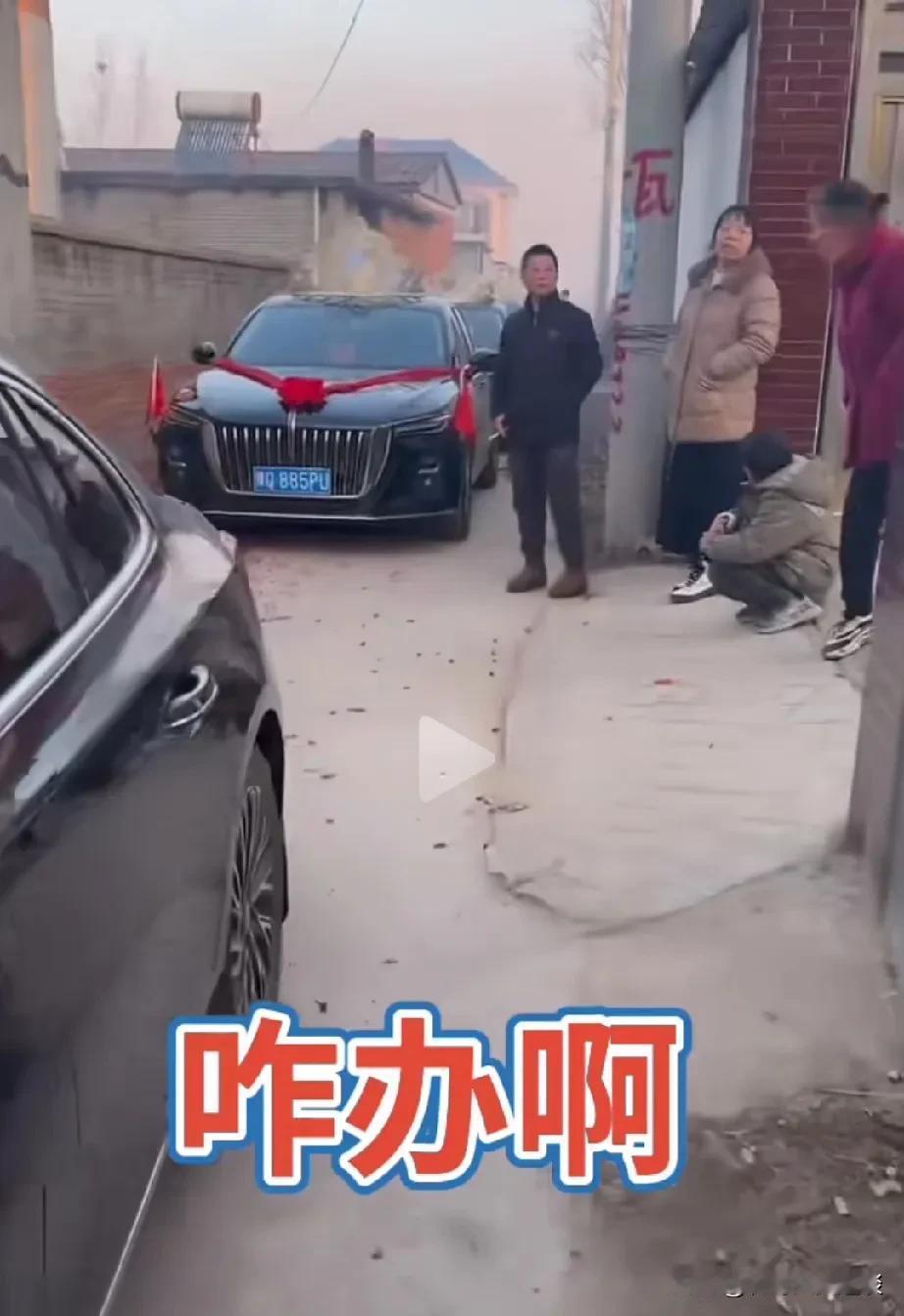 丈母娘坐地起价上彩礼，把接亲的新郎难为坏了，还错过了吉时。新郎一大早都过来接亲，