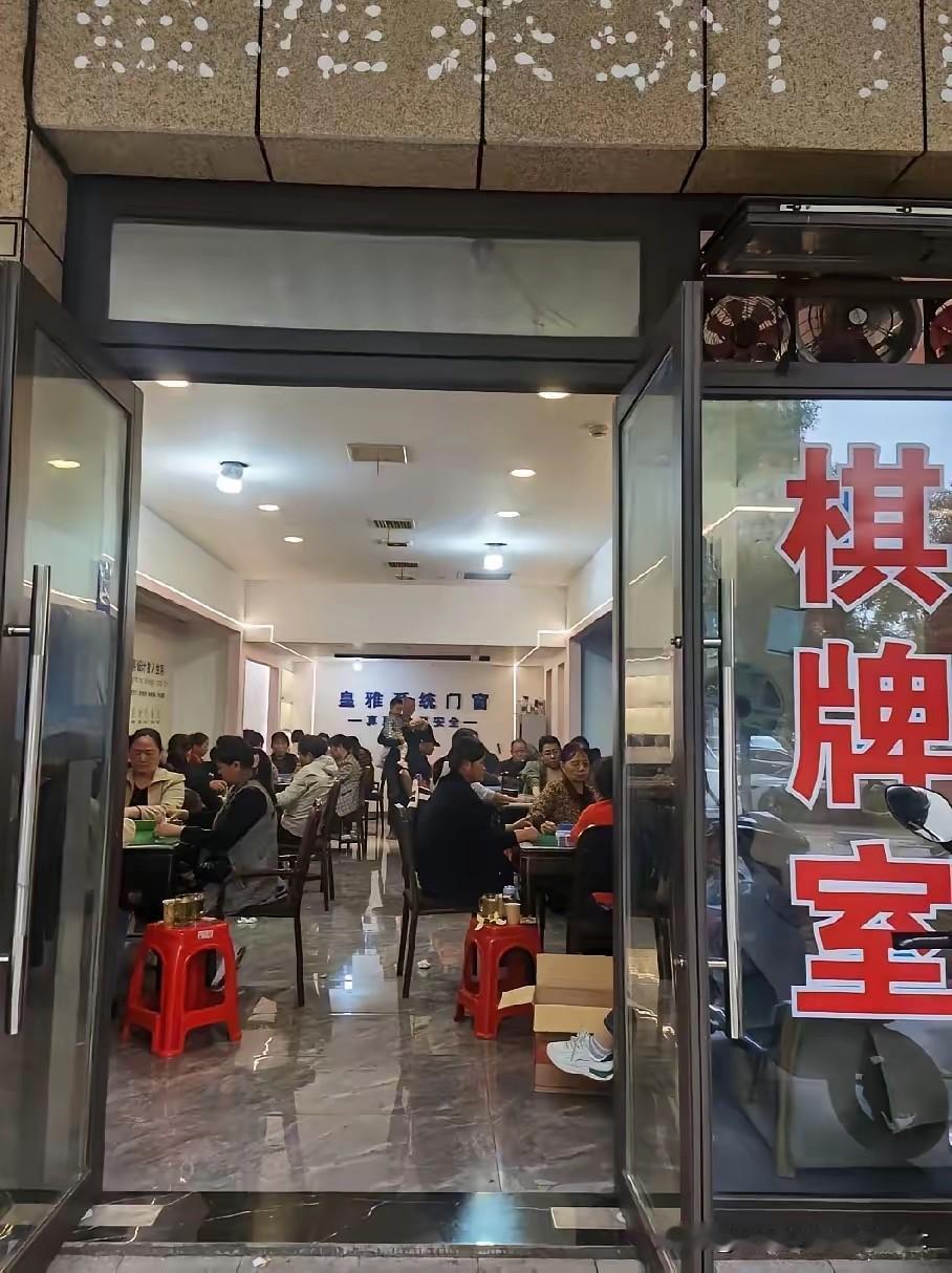 麻将千万别再打了，昨天我们小区楼下的麻将馆出了大事。一个50多岁的大叔，打到下午