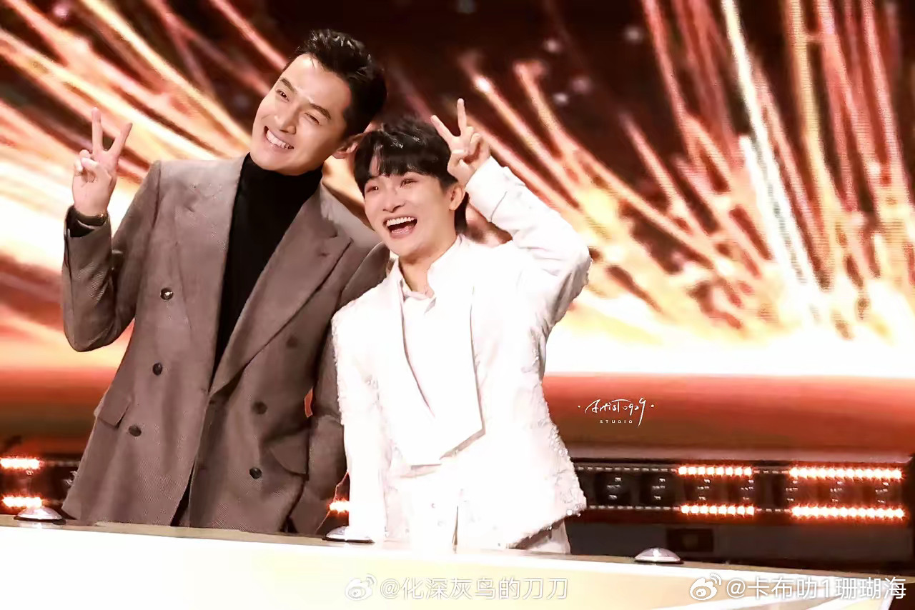 胡歌周深互动胡歌是周深的偶像，周深演唱的《我以渺小爱你》就是胡歌他们环保公益纪录