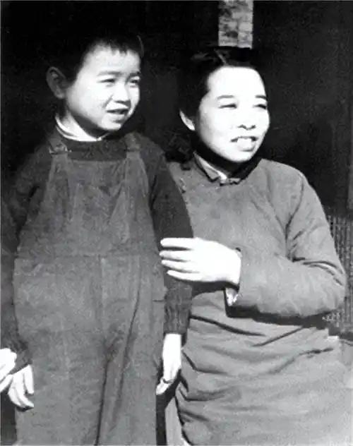 1937年，当邱一涵的儿子袁振威哭着问她“爸爸是不是自杀的”时，这位走完长