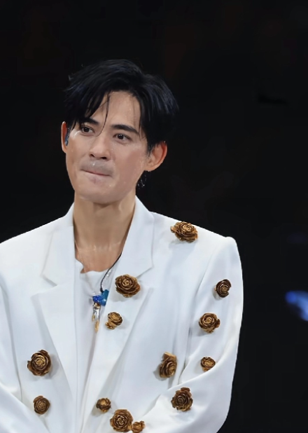 周渝民脸小头小，这么小脸全是五官，果然有人天生就是明星。这么善良的人，但是他长的