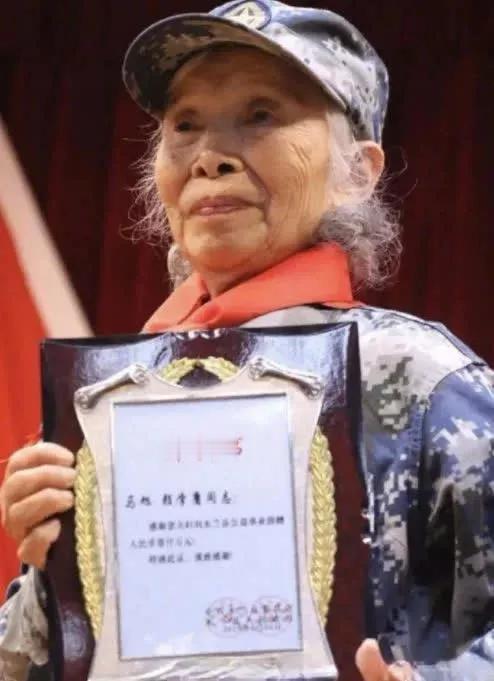 荣誉的传承者：敬爱的人民英雄真正的时代之星：马旭她是中国首位女空降兵马旭，1