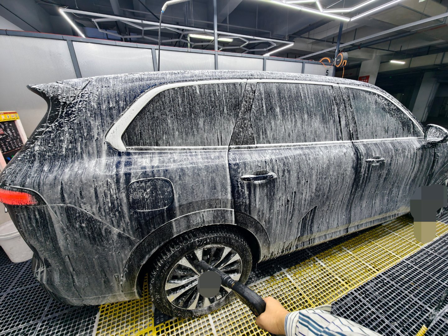 午夜洗车狂魔上线洗一台没上市的新车你们猜猜是哪款