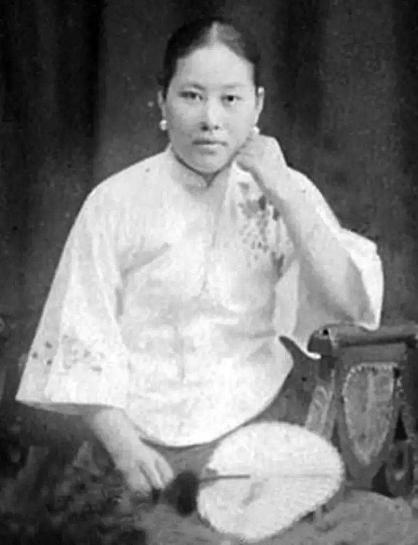 1947年冬天，北平城里来了一群画家。徐悲鸿把家里收拾出来，铺开纸笺，倒好墨水