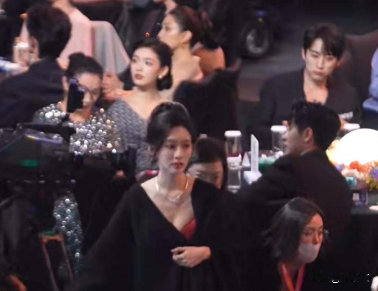 内娱真友情杀疯了！孟子义穿高定无视镜头，直奔王楚然贴耳热聊2025爱奇艺尖