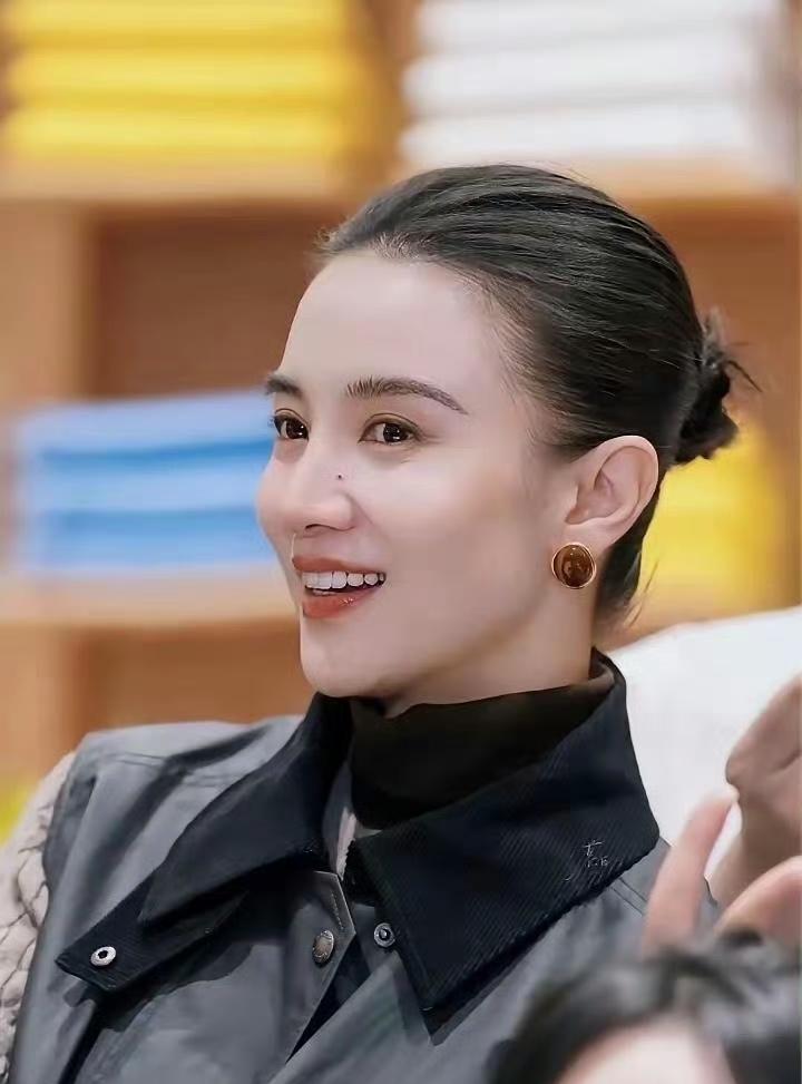 我曾经看到过这样一个采访，杨天真被问到最喜欢哪种艺人，直接就说是宋佳。她们