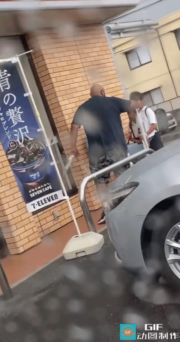 日本网民：美国人最棒。近日，一段驻日美军给日本小孩送伞的视频在日本网络上被广为