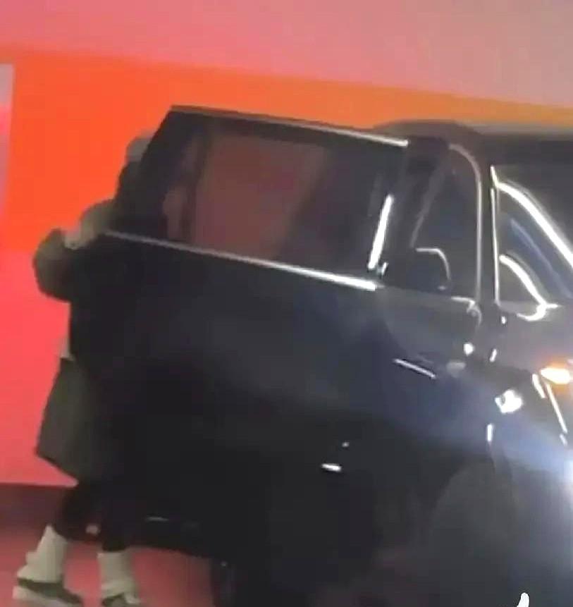 片场外找不到赵丽颖的保姆车。因为那五个月，她每天都自己踩油门来回。2022年