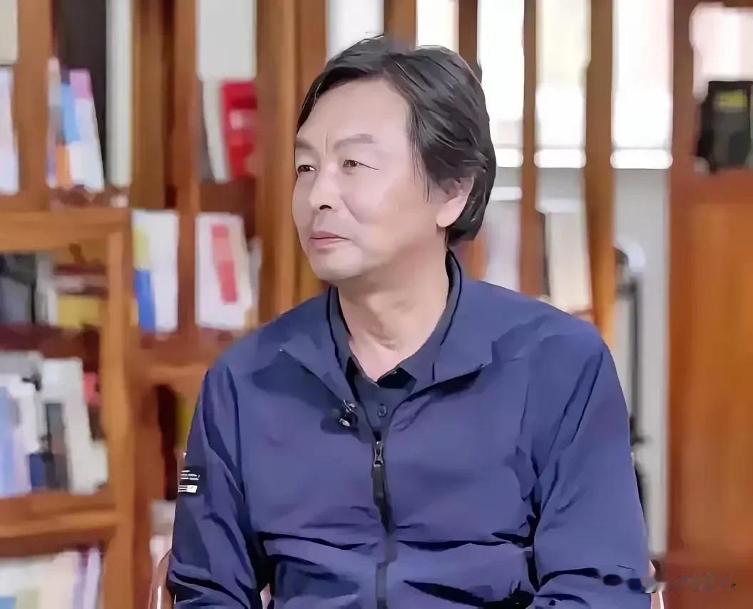 刘震云说：“很多家庭不和睦，不仅是因为穷，更是因为家里总有那么一个蠢人，可能是父