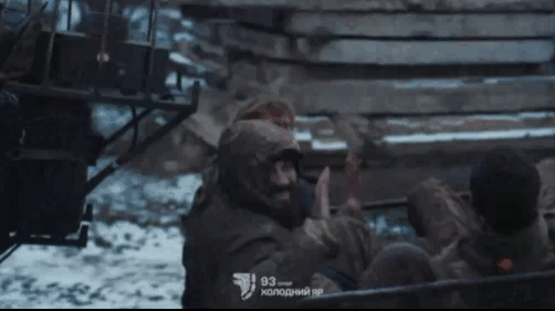 2名乌军士兵竟然和1名俄军战俘建立起了深厚的友情，共同建造防御工事抵御俄军进攻。