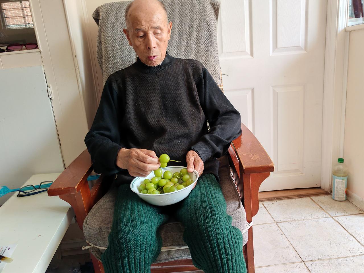 以前给老伴儿洗澡，他不让我搓他的左大腿后边，因为那地方，不知道什么原因？长了一块