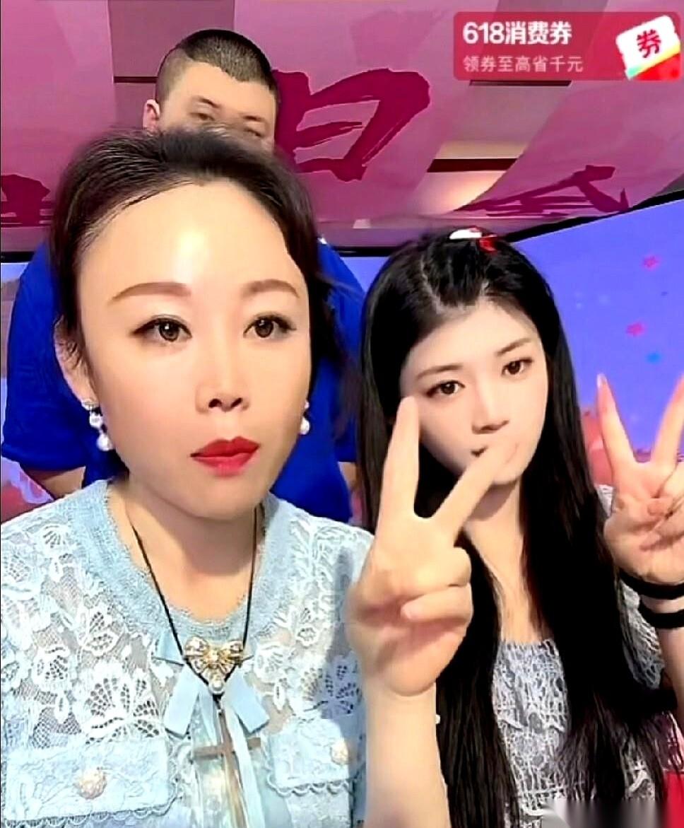草帽姐的直播间里，复婚的底牌终于掀开了。想重新进家门？行，李超得先跨过两道硬生生