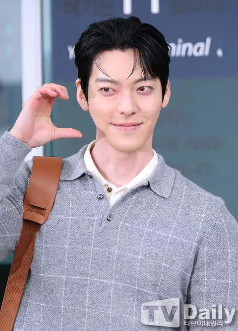 金宇彬宣布结婚后首次现身！。金宇彬宣布结婚后首次现身！机场上班路依旧非常遵守礼义