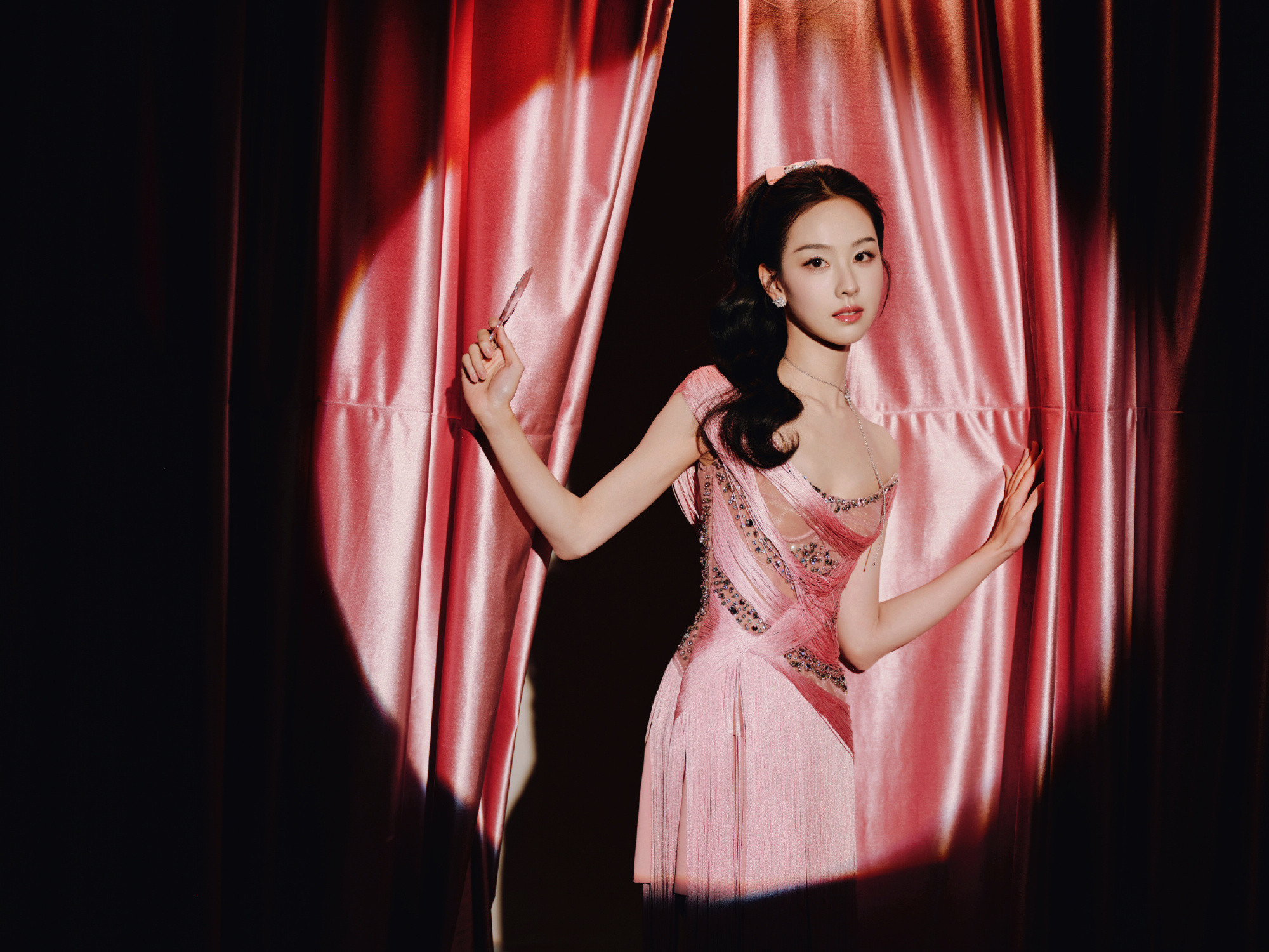 陈都灵鬼马粉色摩登女郎，两套高珠超美！这套很俏皮～